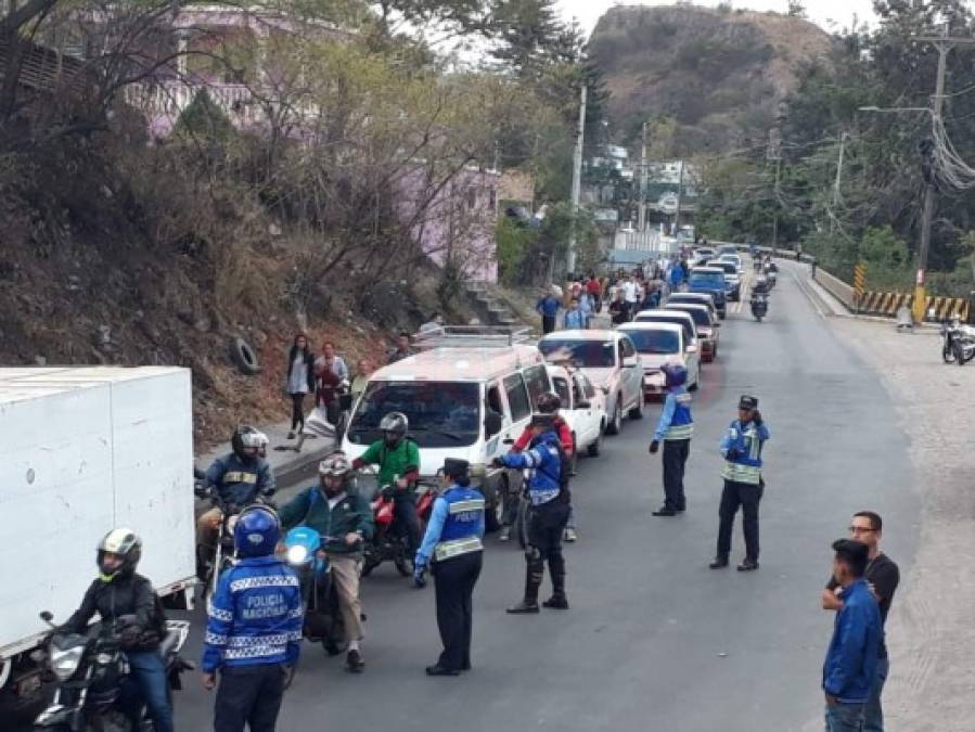Imágenes del caos vial en la salida al sur ante la toma de calle de los pobladores de la aldea Yaguacire