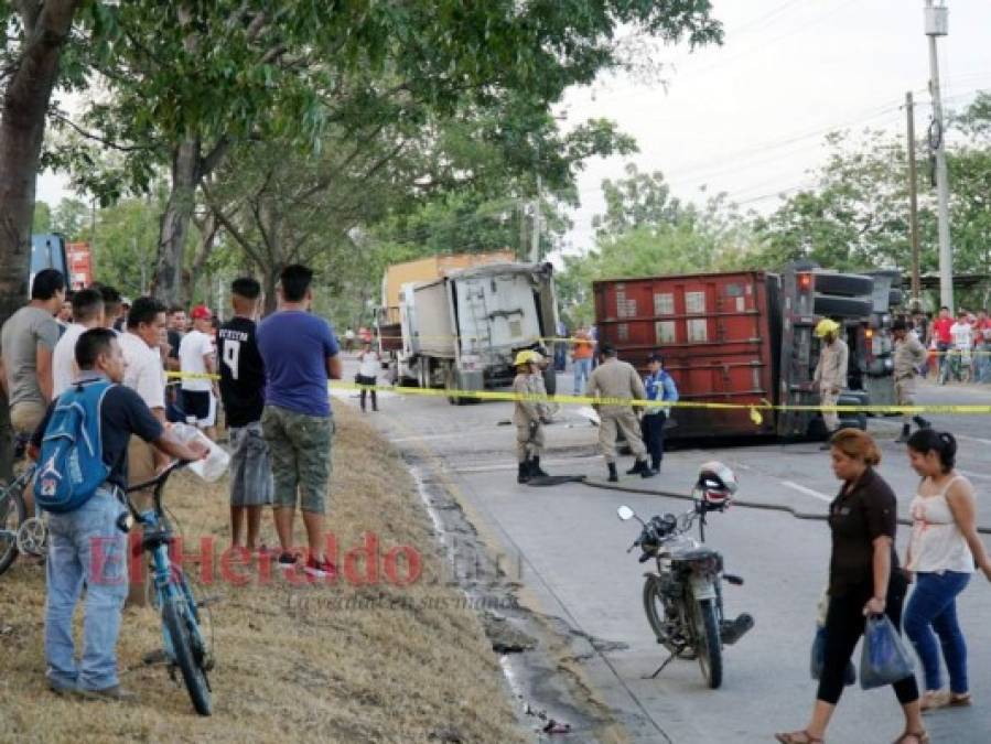 La trágica escena del motociclista aplastado por un contenedor en Choloma
