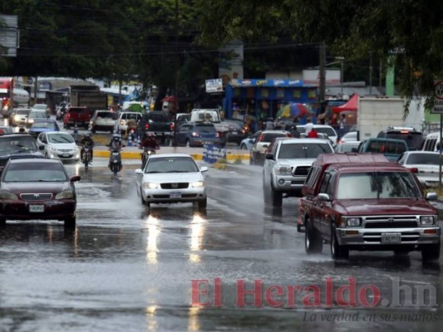 Calles bajo el agua y largas colas: lluvias dejan anegada la capital