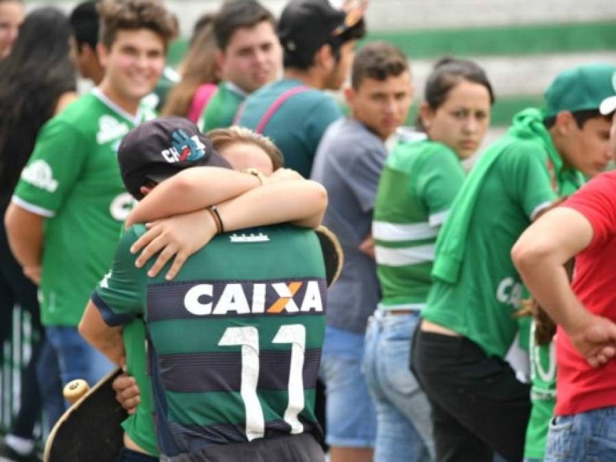 Luto, dolor y llanto en el estadio del Chapecoense en Brasil