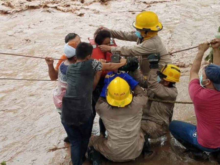 Imágenes de rescates: Hondureños lloran y sufren la tragedia causada por Eta