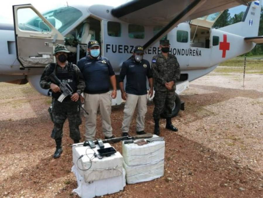 FOTOS: Así fue la incautación de la droga y la narcoavioneta en Brus Laguna