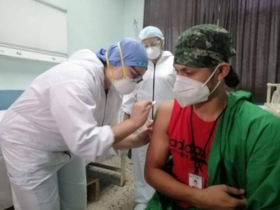 Con mucha esperanza y alegría médicos reciben vacuna contra covid-19 en Honduras (Fotos)