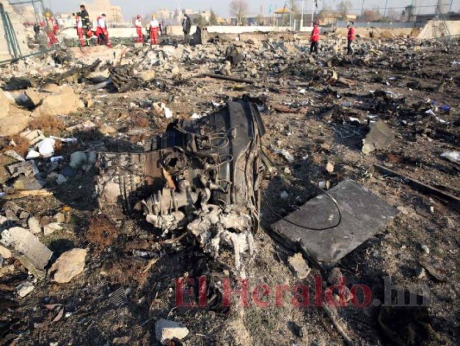 Cuerpos carbonizados y escombros, impactante escena del avión accidentado en Irán