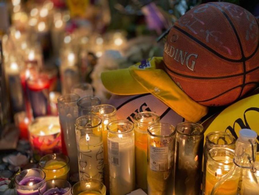 Llanto, flores y desconsuelo: fans rinden homenaje a Kobe Bryant (FOTOS)