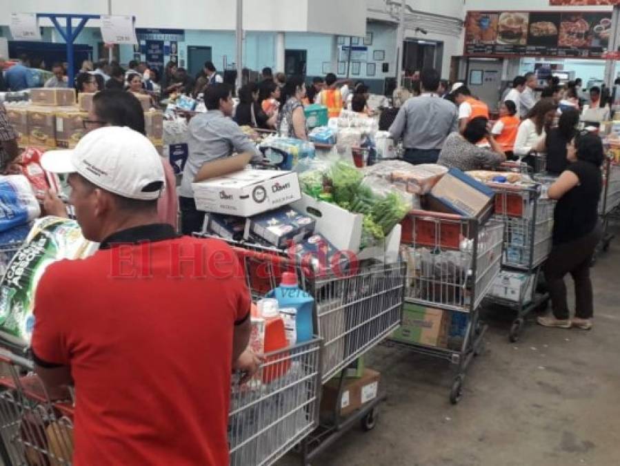 FOTOS: Carretas repletas y enormes filas, así lucen los supermercados de la capital