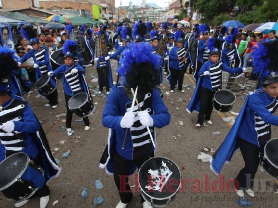 FOTOS: Extravagantes y vistosos trajes de las bandas en los desfiles