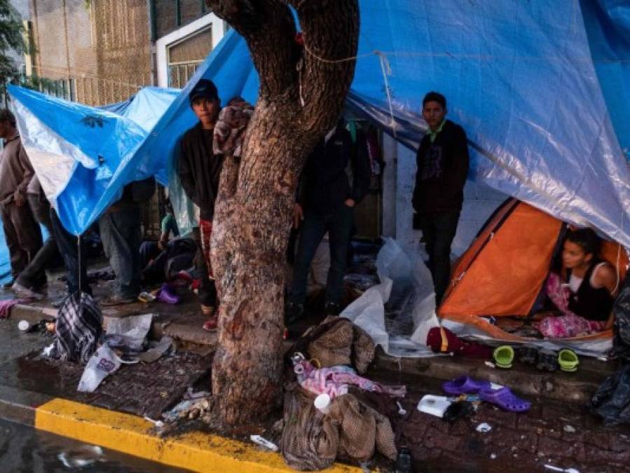 FOTOS: Fuerte lluvia destruye carpas en las que dormían migrantes de la caravana en Tijuana, México