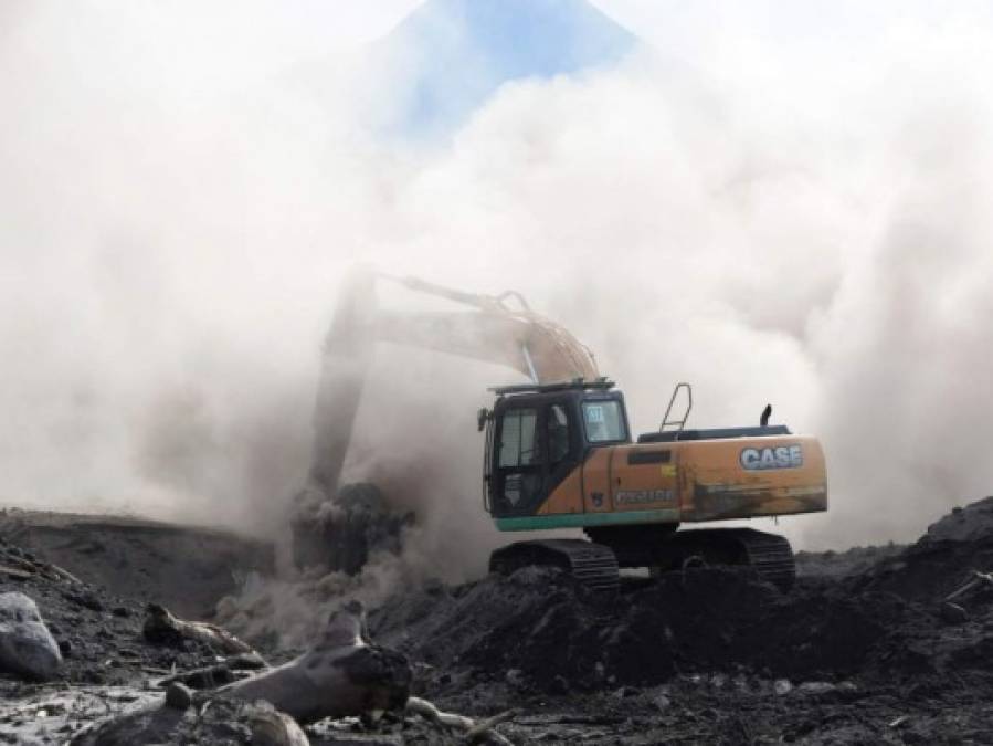 ﻿Fotos: La noble labor de los héroes anónimos tras erupción del volcán de Fuego en Guatemala