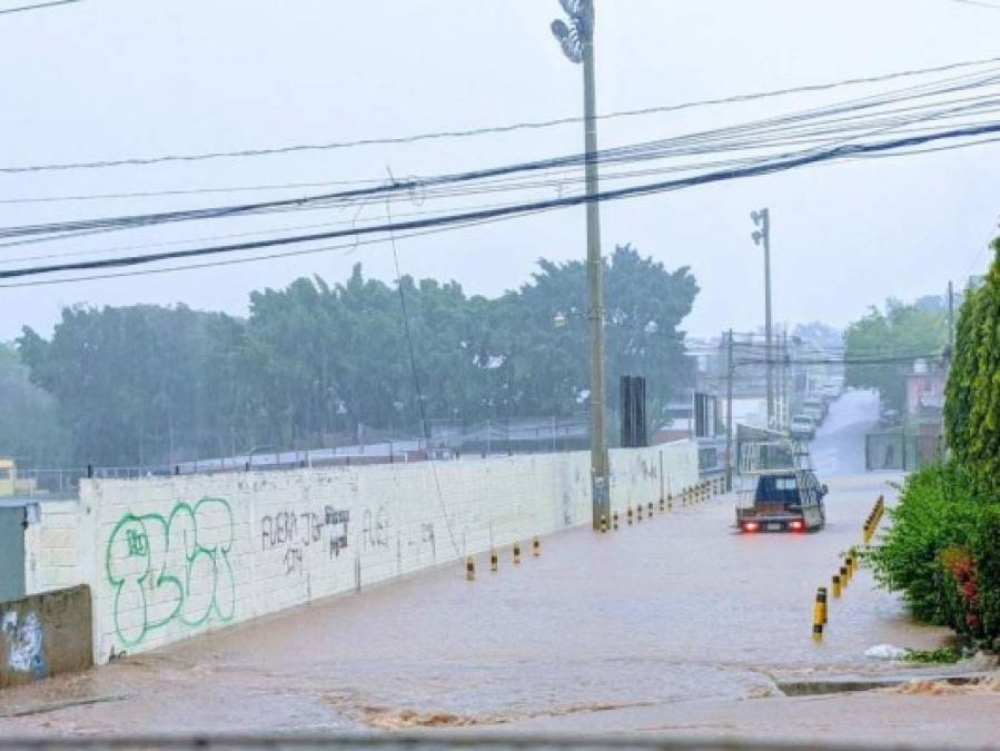 FOTOS: Lluvias dejan vehículos atrapados y convierten calles en ríos