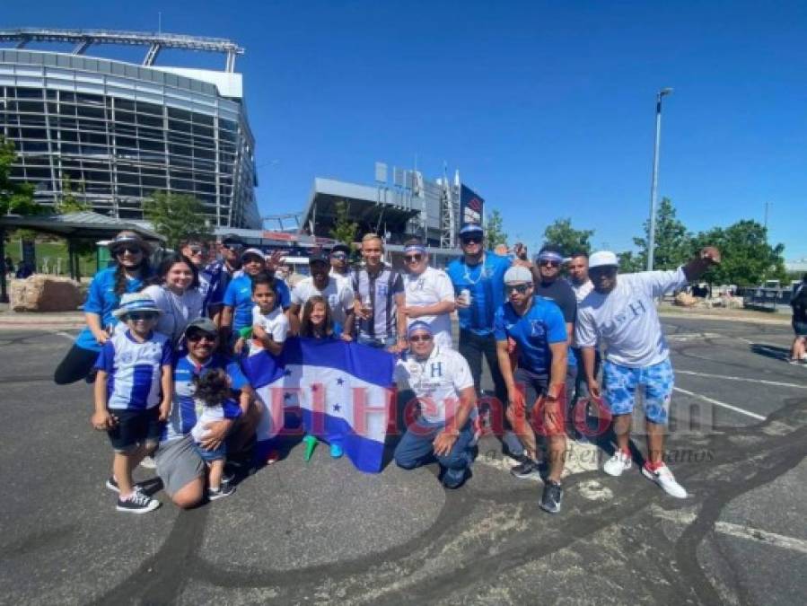 ¡Afición cinco estrellas! Hondureños pintan de azul y blanco el Empower Field de Denver