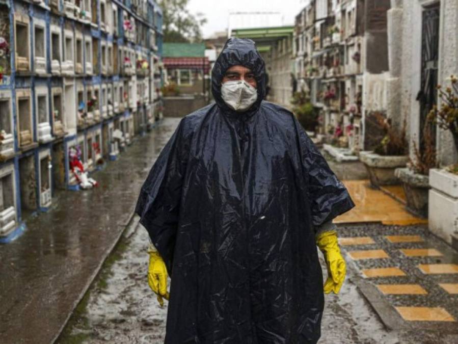 Féretros apilados y entierros en soledad, el día a día en los cementerios durante la pandemia