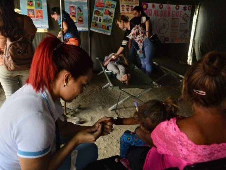 FOTOS: Instalan carpas para atender afectados por dengue ante colapso de hospitales