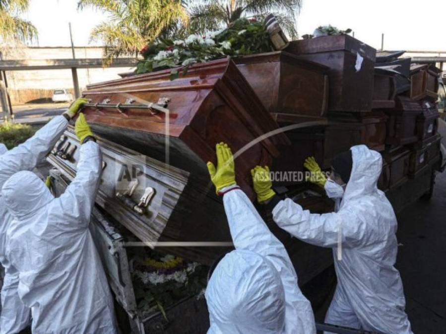 Féretros apilados y entierros en soledad, el día a día en los cementerios durante la pandemia