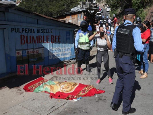 FOTOS: Luto y llanto en escena de masacre en la Villa Nueva