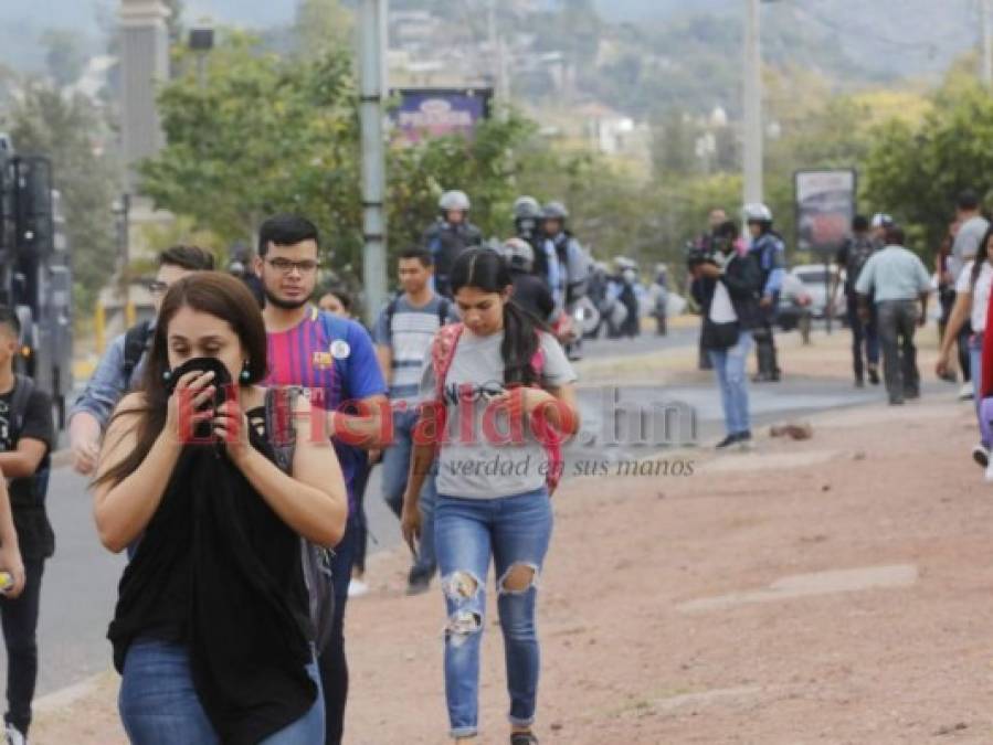 FOTOS: Desorden y caos afuera de la UNAH en el inicio de clases