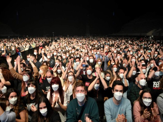 Con mascarillas y pruebas negativas se realizó concierto masivo en Barcelona (Fotos)