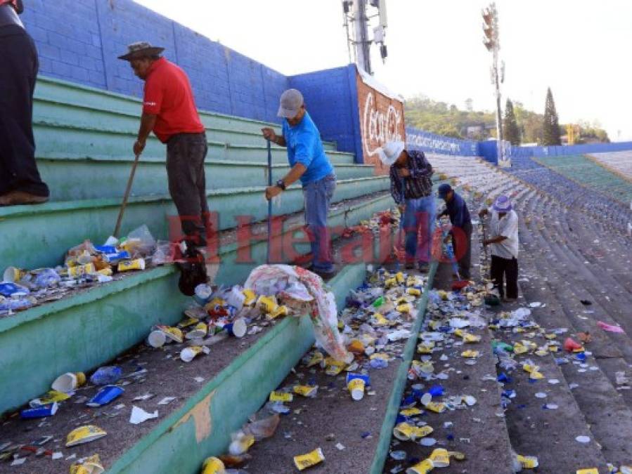 FOTOS: Lleno de basura amaneció el Estadio Nacional de Tegucigalpa tras la final Motagua vs Herediano por la Liga Concacaf