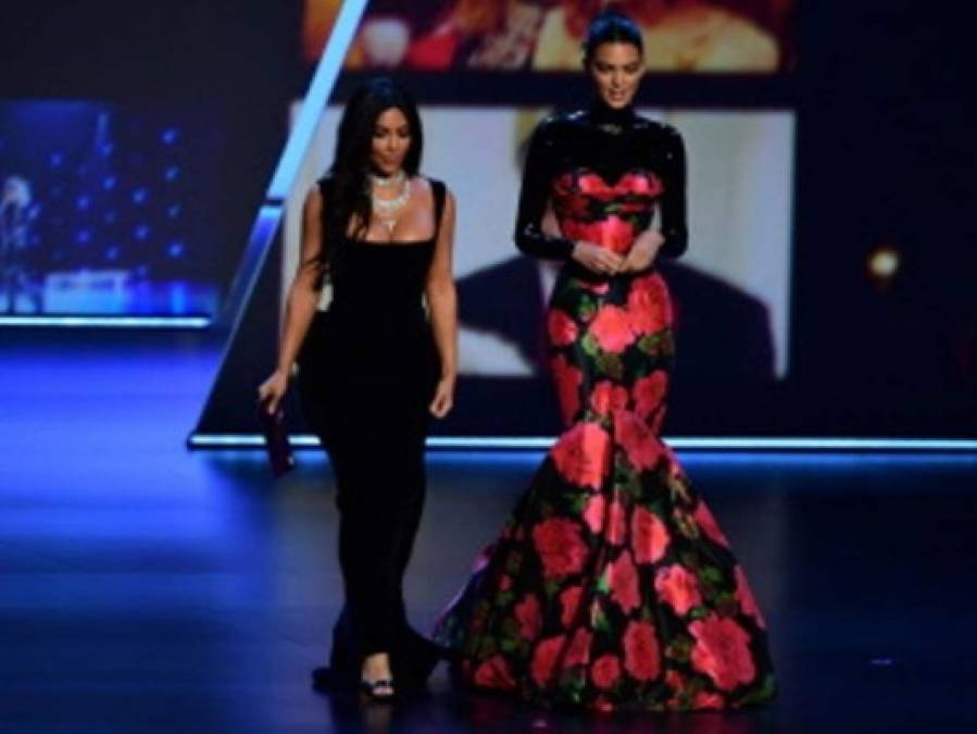 FOTOS: Apretado vestido le juega mala pasada a Kim Kardashian en los Emmy 2019
