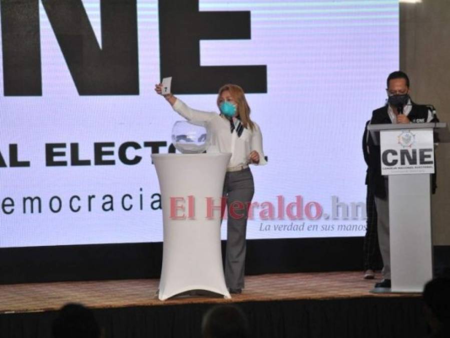 Así se desarrolló el sorteo de las papeletas electorales del CNE (Fotos)