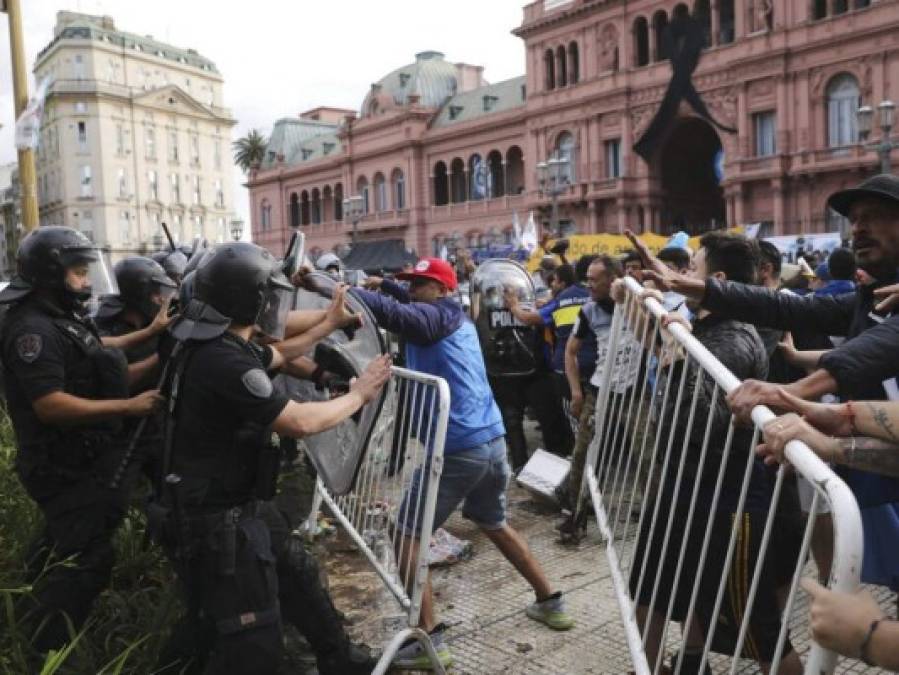 Impactantes imágenes del multitudinario adiós a Diego Maradona   