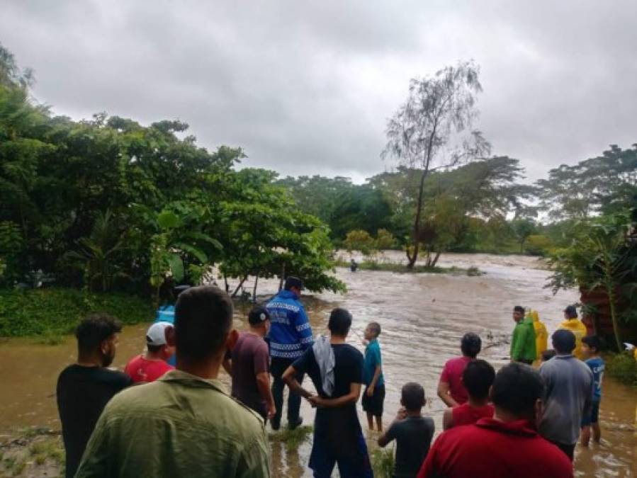 Dramático rescate de familias afectadas por el huracán Eta en Honduras (FOTOS)