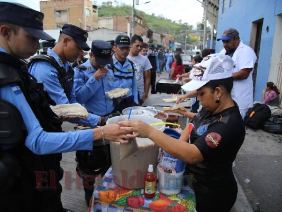 ¡FOTOS! Ambiente de locura afuera del Nacional previo a la final Motagua vs Saprissa