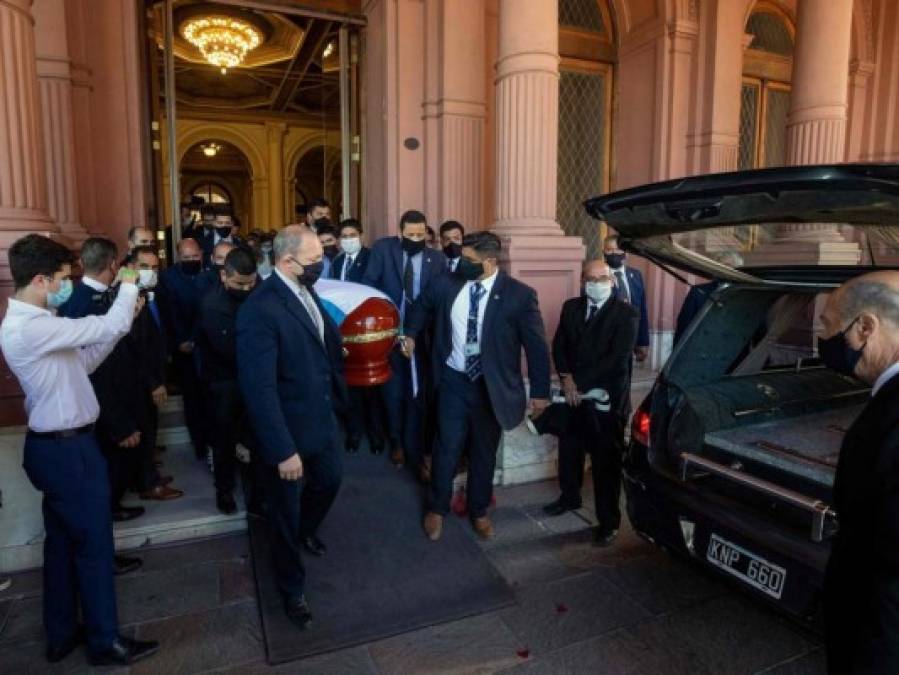 Entre gritos, aplausos y llanto, así fue la salida del féretro de Maradona hacia el cementerio