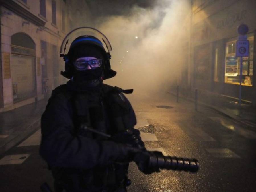 FOTOS: Caos y destrucción en París tras otro día de protestas de los chalecos amarillos