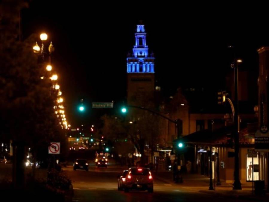 Edificios en EEUU se tiñen de azul en apoyo a los que combaten el Covid-19