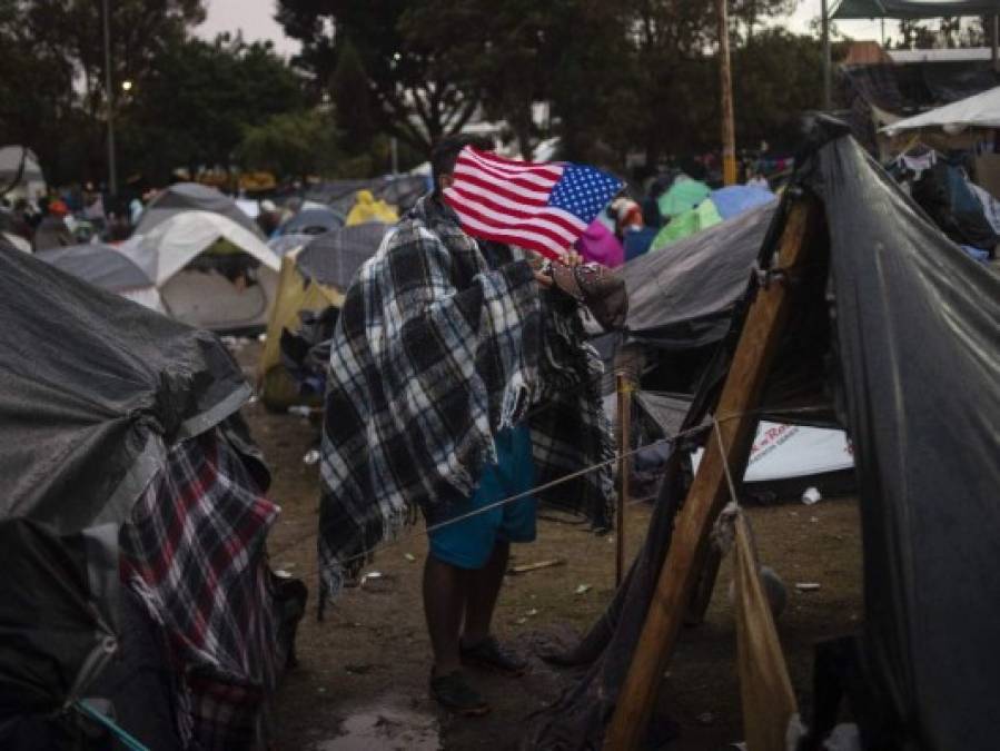 FOTOS: Fuerte lluvia destruye carpas en las que dormían migrantes de la caravana en Tijuana, México
