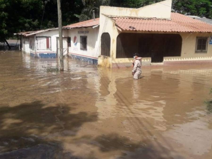 FOTOS: Casas y calles inundadas dejan fuertes lluvias en el país