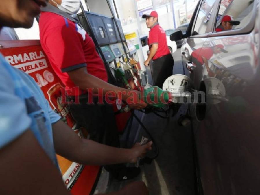 FOTOS: Enormes filas en gasolineras para abastecerse de combustible