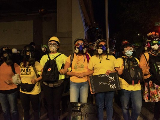 FOTOS: Manifestantes y policías se enfrentan nuevamente en Portland, EEUU