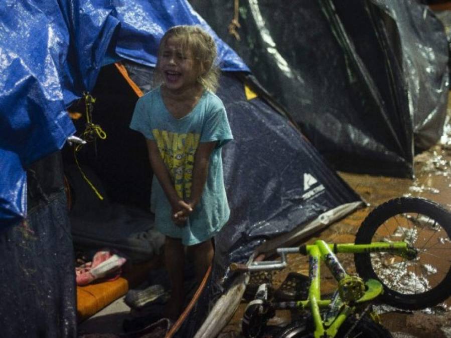 FOTOS: Fuerte lluvia destruye carpas en las que dormían migrantes de la caravana en Tijuana, México