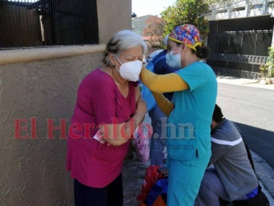 Casa por casa: Salud vacuna contra la influenza y la covid-19 a capitalinos