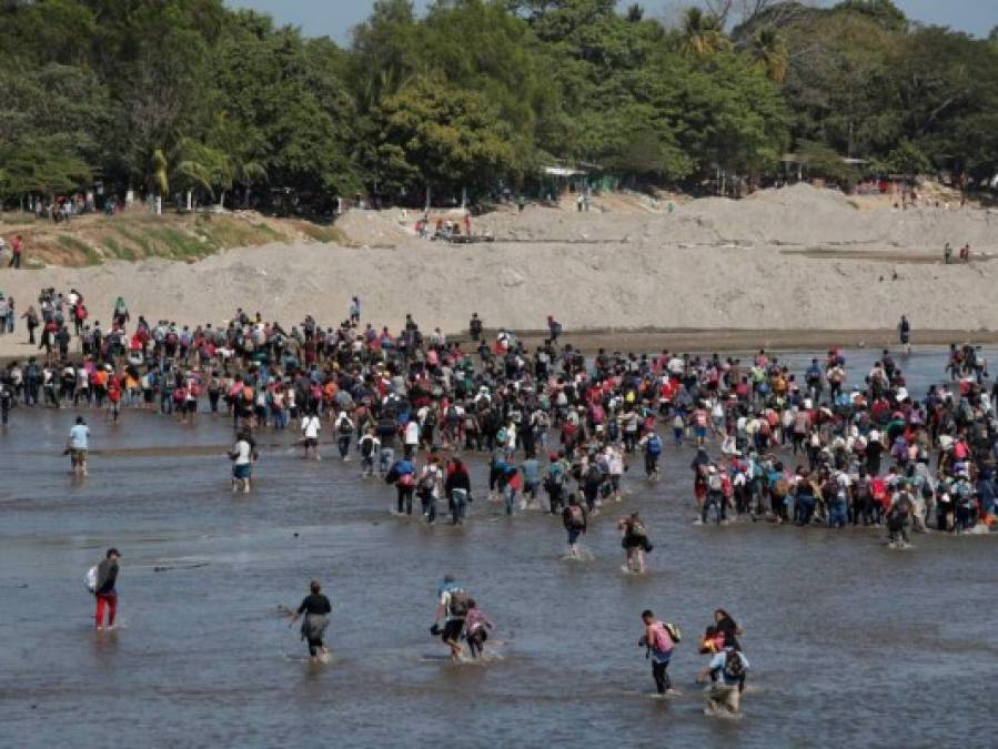 FOTOS: Caravana migrante se arriesga y cruza el río Suchiate