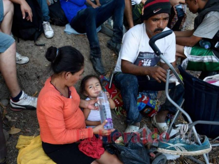 Con gritos y empujones repelen caravana migrante en México (Fotos)