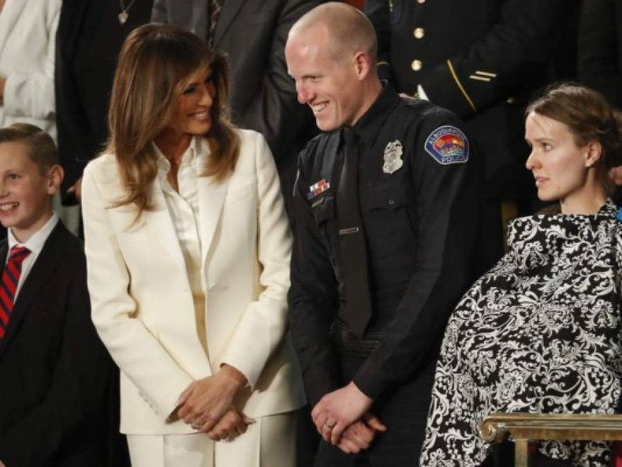 Elegante Melania Trump llega sola al discurso sobre Estado de la Unión en el Congreso