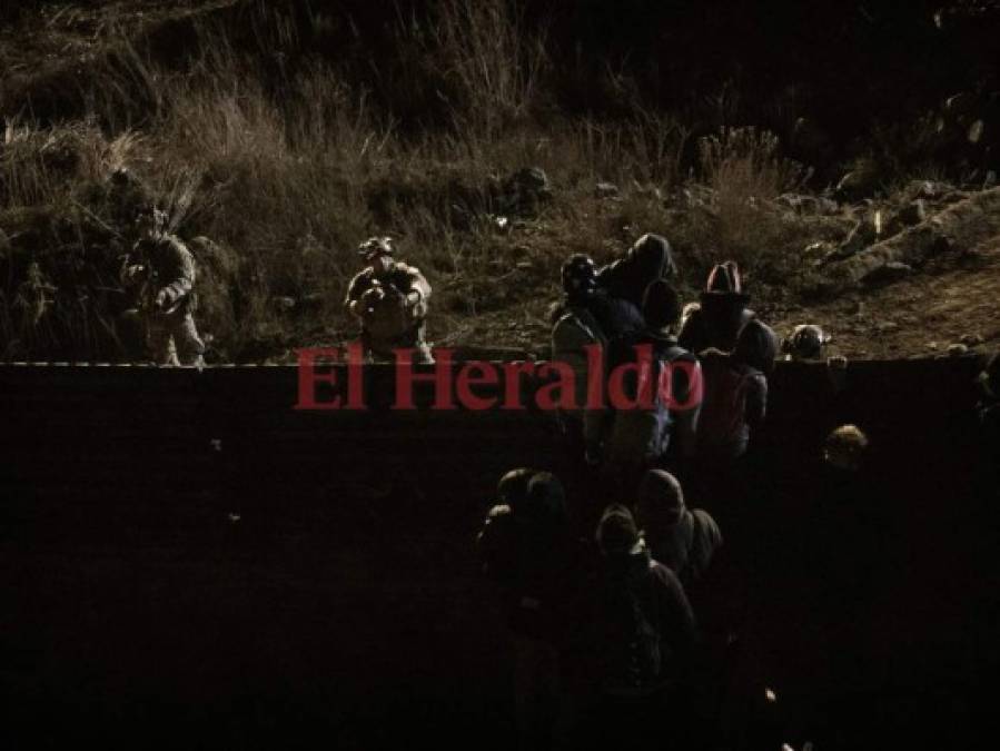 FOTOS: Estados Unidos lanza gas lacrimógeno a migrantes que intentaron cruzar el muro