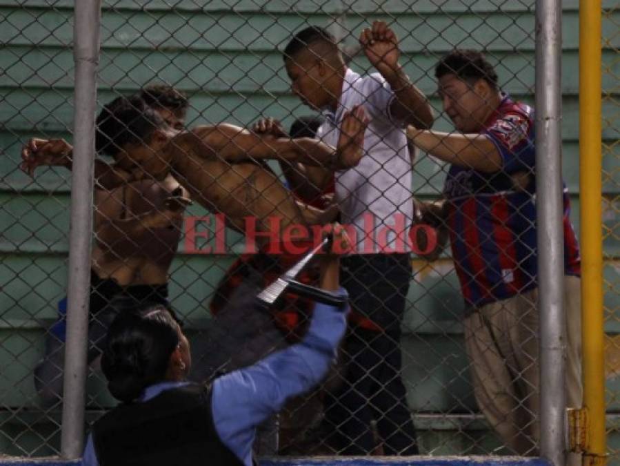 Terrible enfrentamiento entre barras y Policía Nacional tras el clásico capitalino