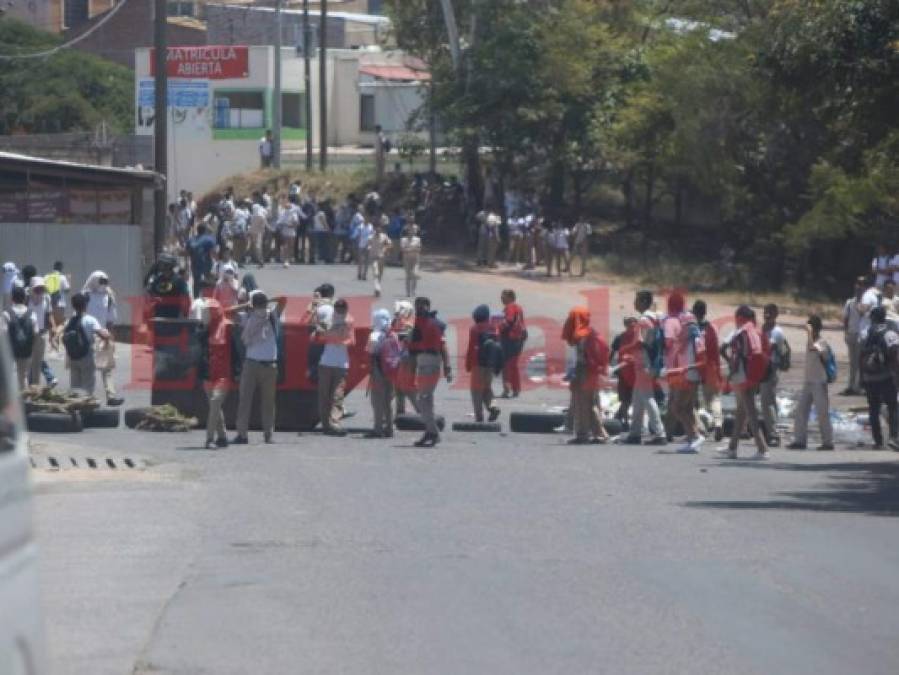 Alumnos del Instituto Técnico Honduras protestan con tomas en las calles por aumento al pasaje