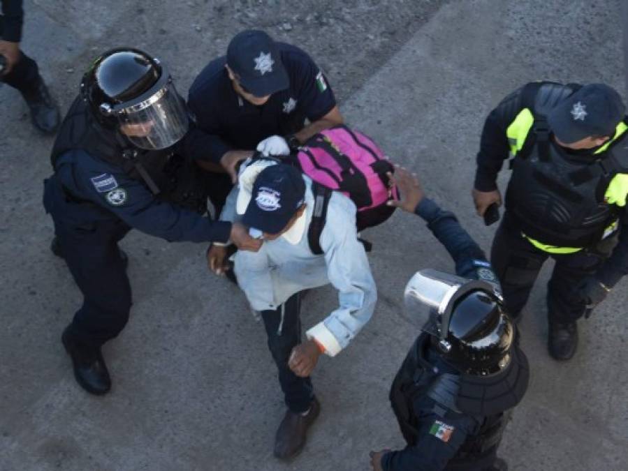 Fotos del momento en el que migrantes de la caravana saltaron valla fronteriza de Estados Unidos, pero fueron detenidos con gases lacrimógenos