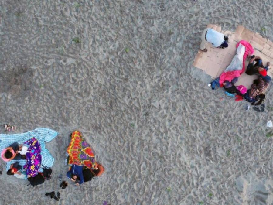 Entre basura y secando ropa en piedras, migrantes siguen varados en río Suchiate