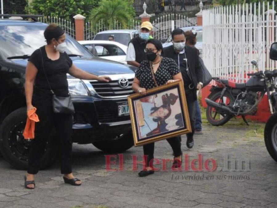 Llanto, dolor y consternación en el velorio de la exdiputada Carolina Echeverría