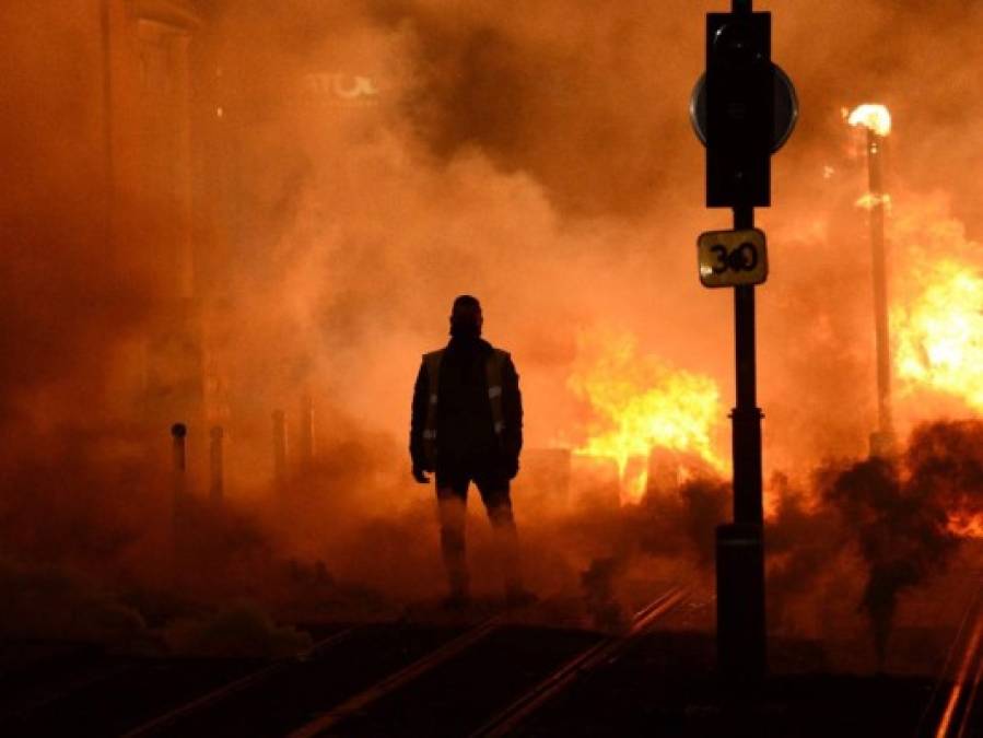 FOTOS: Caos y destrucción en París tras otro día de protestas de los chalecos amarillos