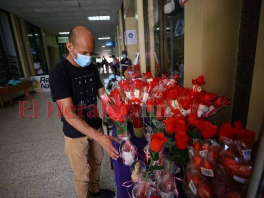 Capitalinos se aprestan a celebrar el Día del Amor y la Amistad (FOTOS)