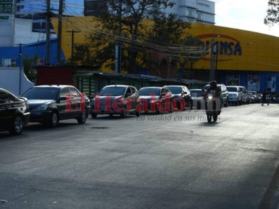 FOTOS: Enormes filas en gasolineras para abastecerse de combustible