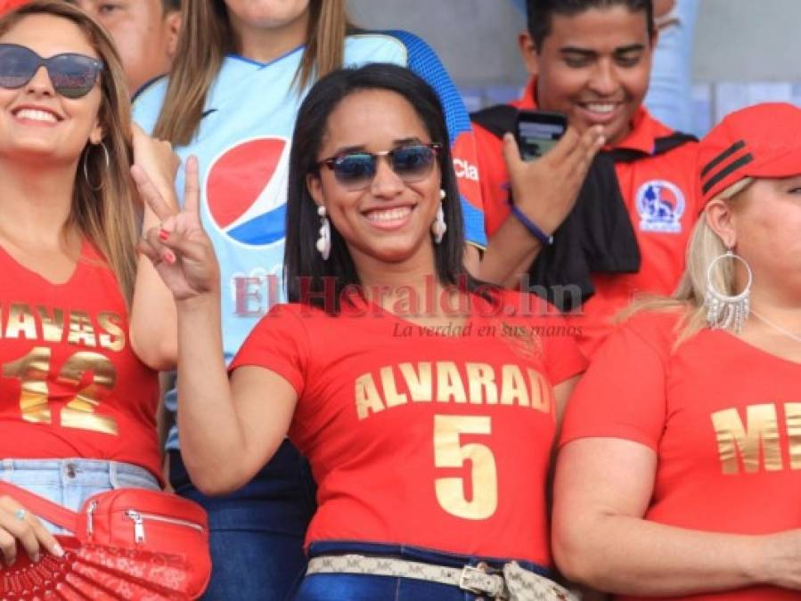 FOTOS: Así alentaron madres, hermanas y esposas de jugadores olimpistas en el Nacional