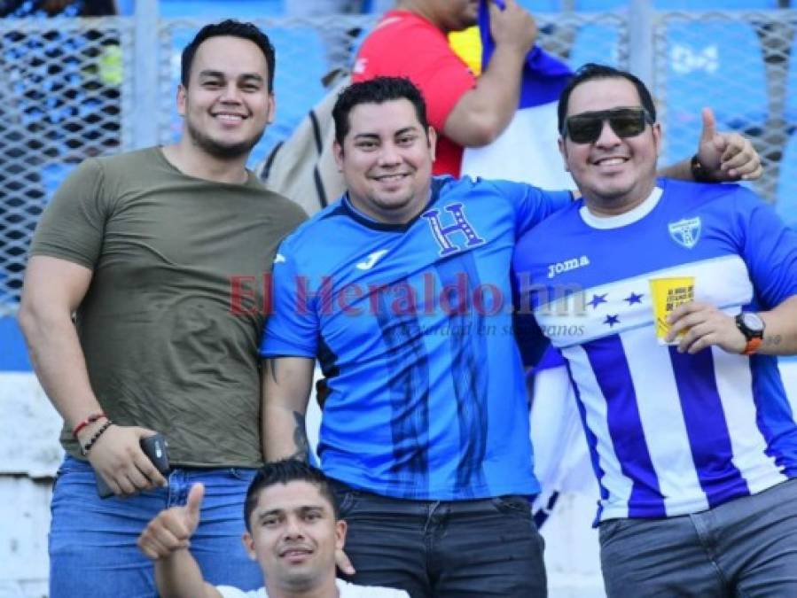 FOTOS: Sonrisas de los niños y banderas de la H predominan en el ambiente del Honduras vs Chile